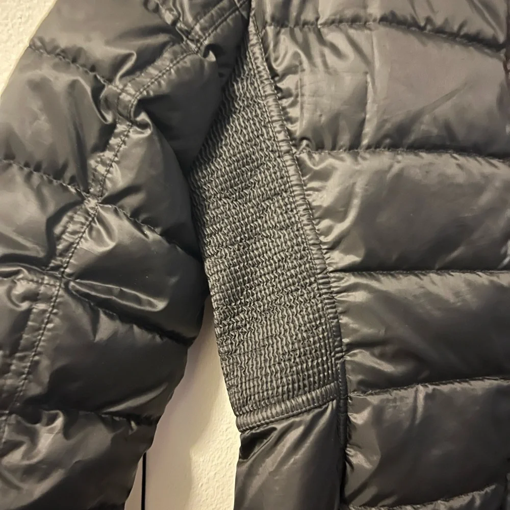 Burberry Black Puffer Jacket with Modern Quilting (SP) - Picture 3 of 14